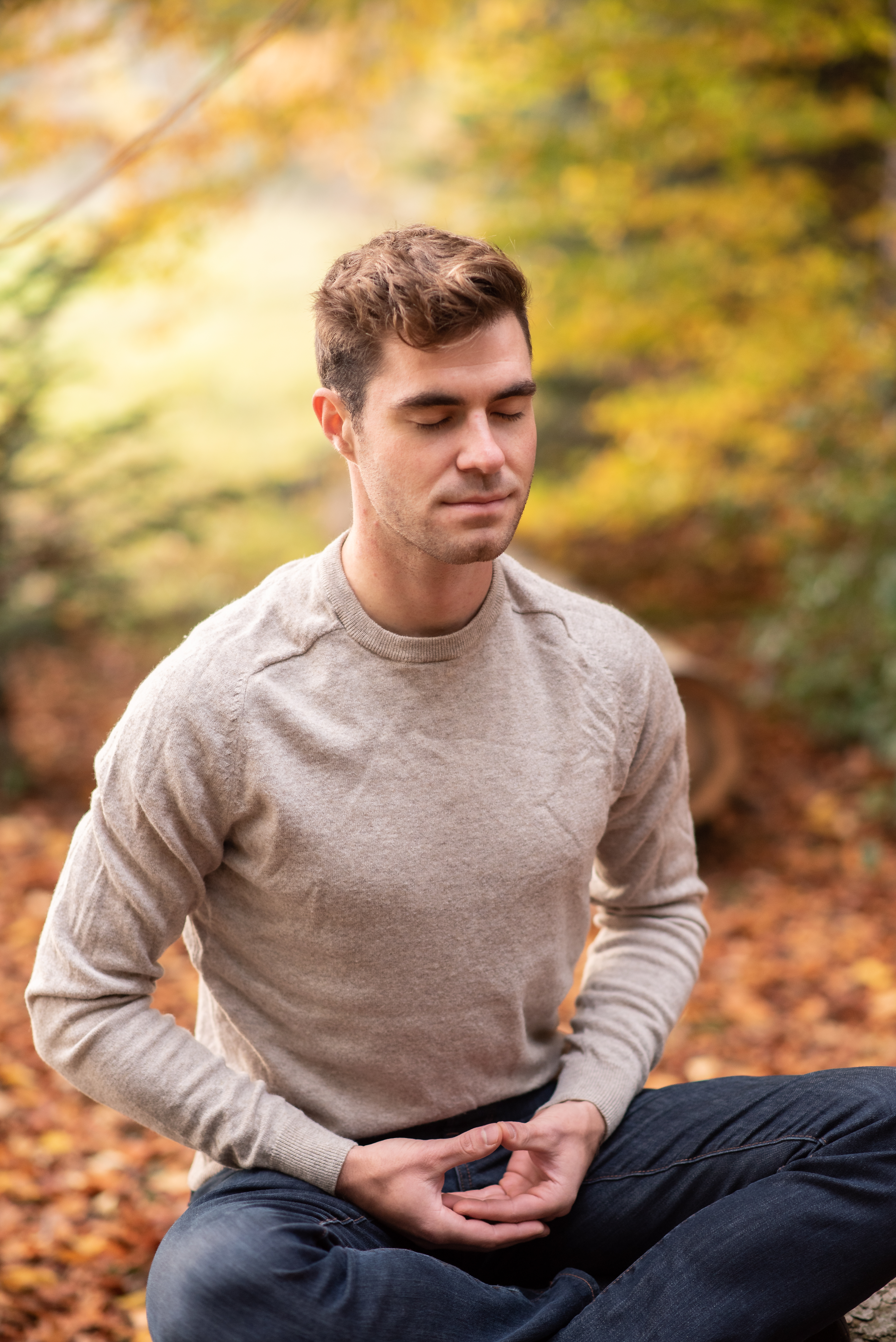 Tobias Steiner in stiller Meditation, Verbindung mit sich selbst