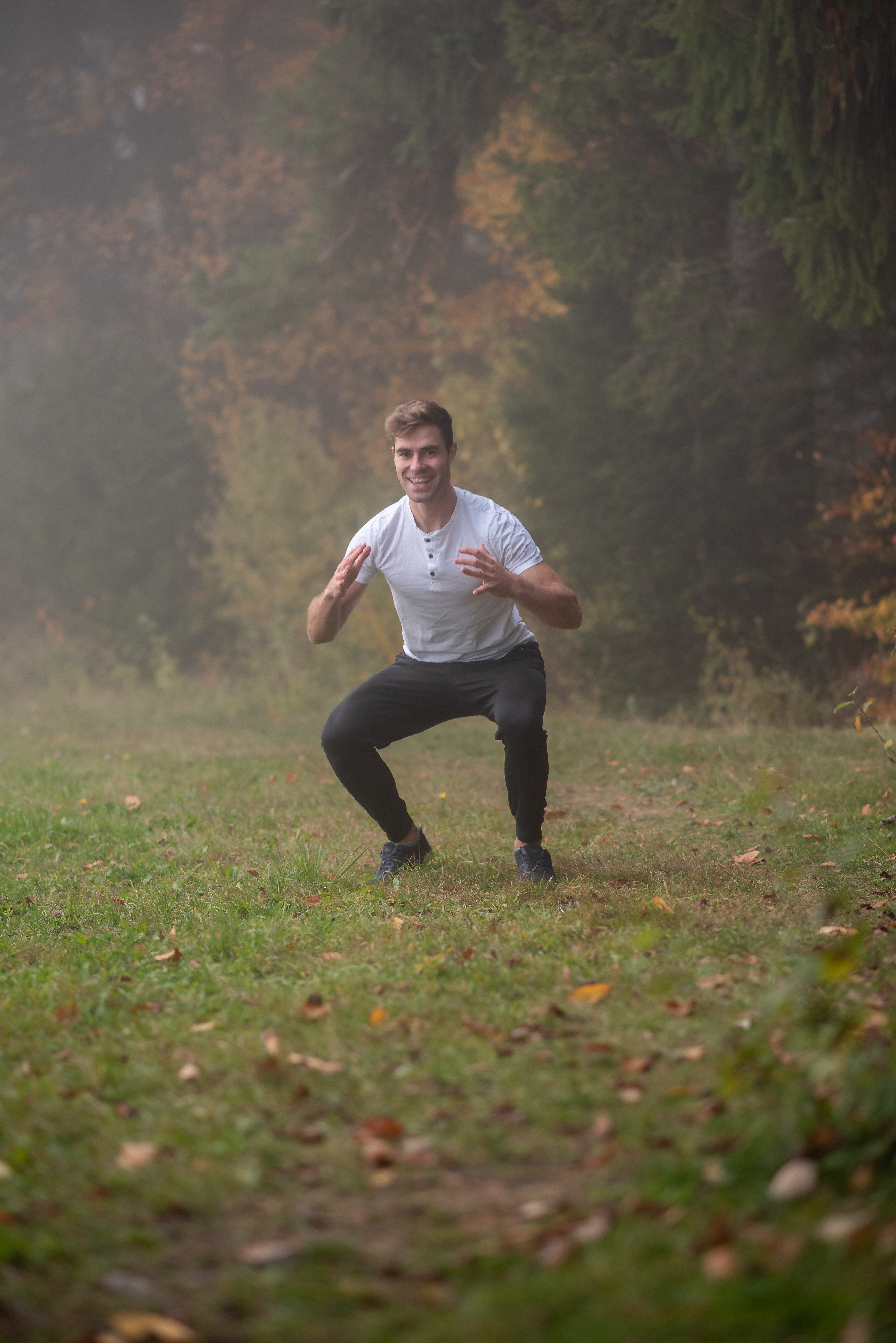 Tobias Steiner in bewusster Bewegung im Wald