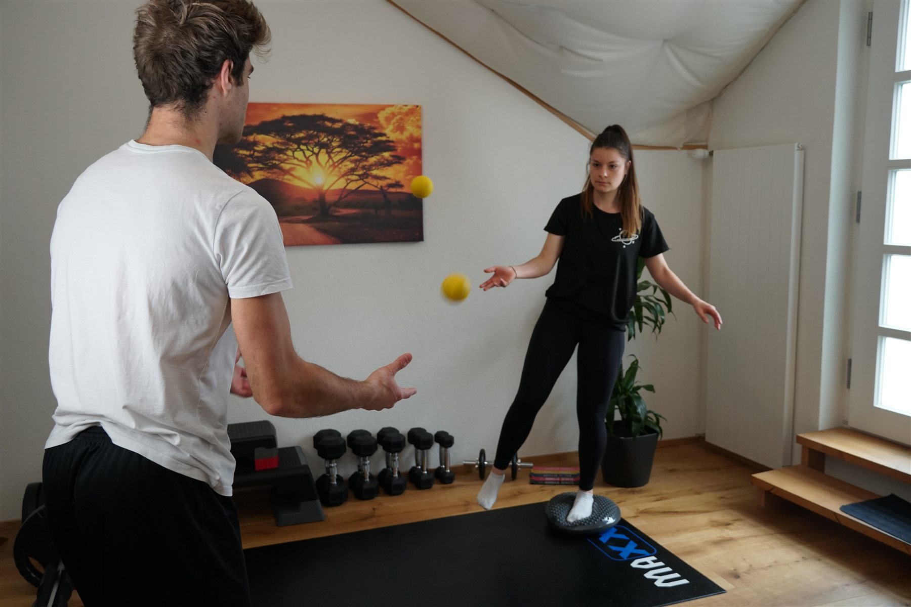Reaktionsspiel mit Ball und Balancepad im Jugendtraining