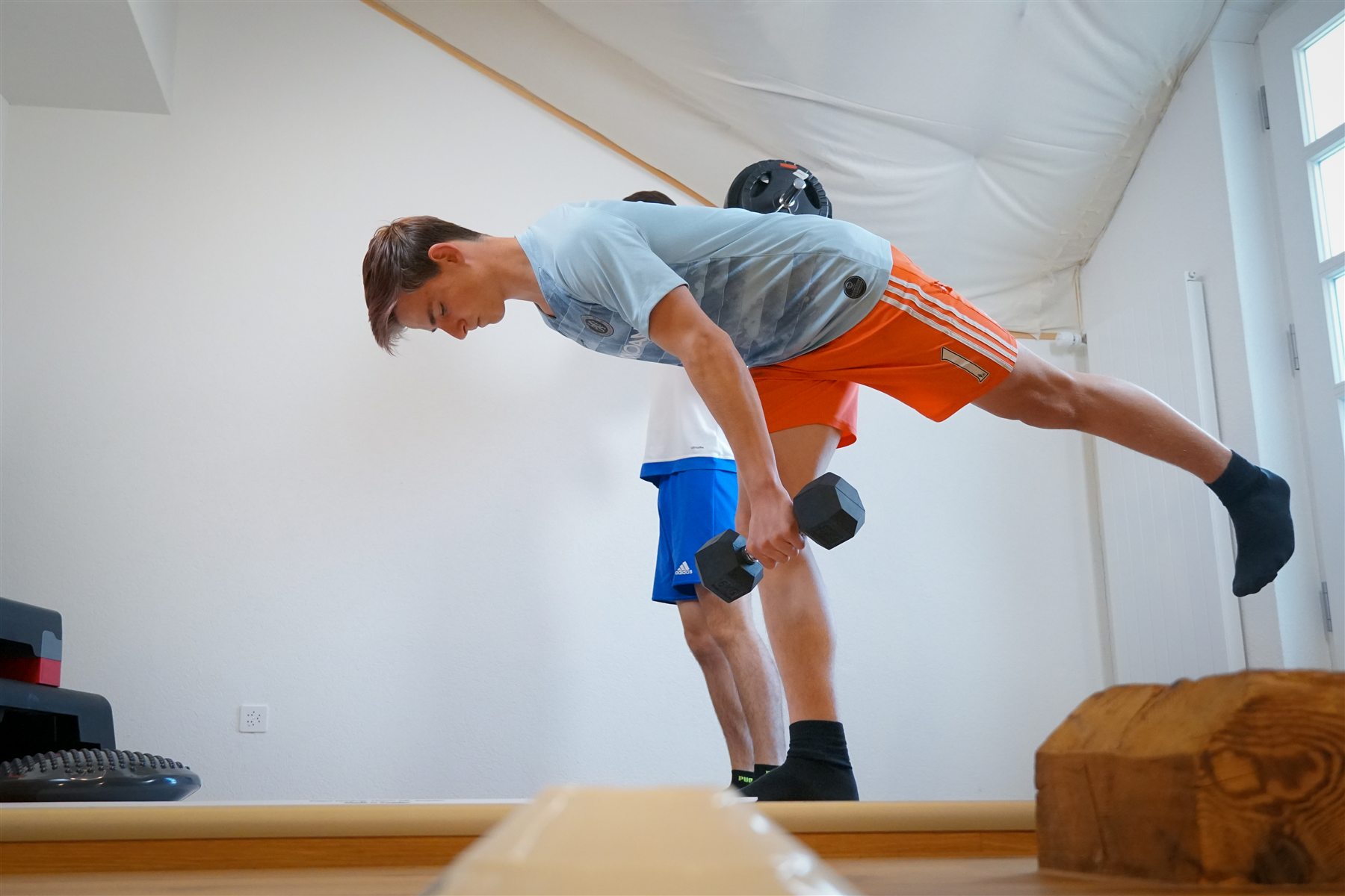 Jugendlicher Fussballspieler im Athletiktraining bei Perform2Balance